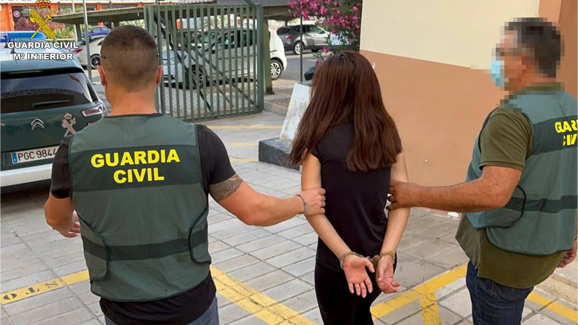 Agentes de la Guardia Civil detienen a la madre del niño fallecido, una mujer de 32 años y nacionalidad albanesa.