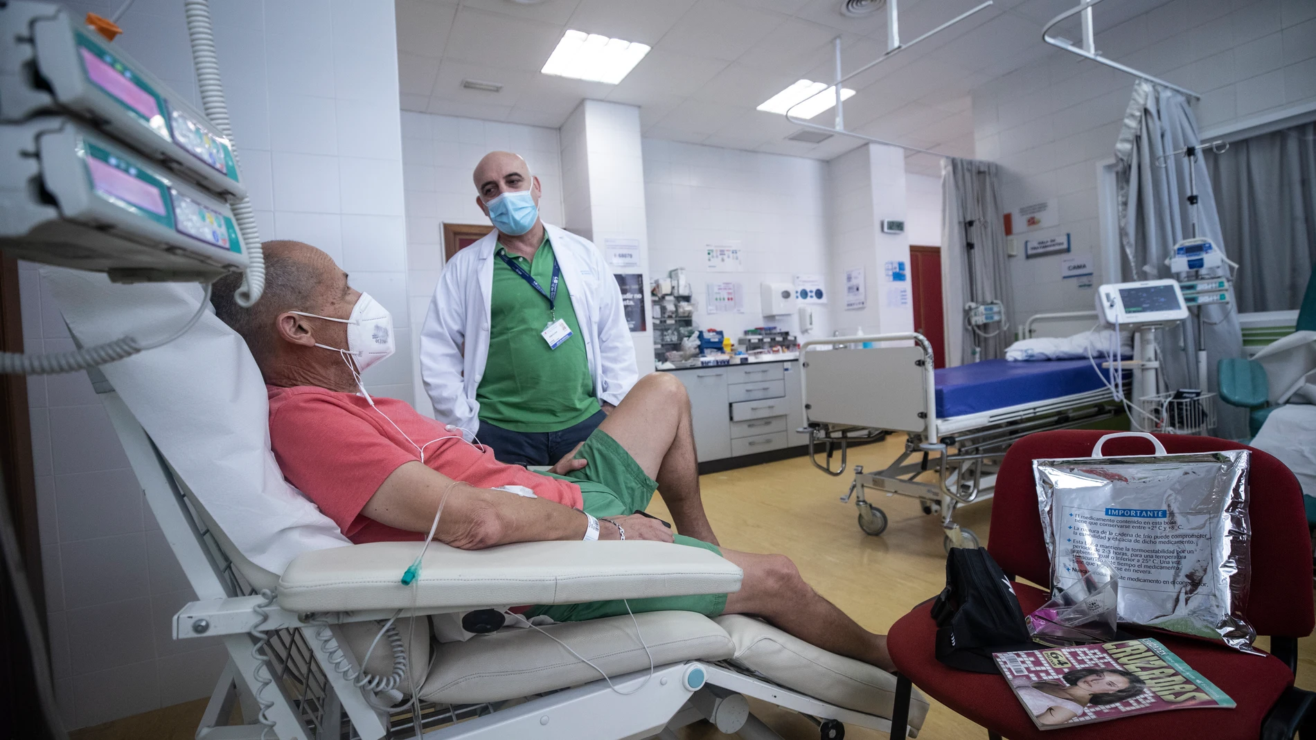 Juan Pulido, de 62 años, durante la sesión del ensayo clínico en el que participa en el Hospital 12 de Octubre de Madrid, junto a su médico, Joaquín Martínez López