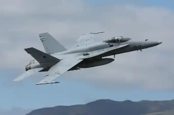 Un F-18 del Ejército del Aire intercepta un avión de pasajeros al no responder el piloto a las llamadas de los controladores