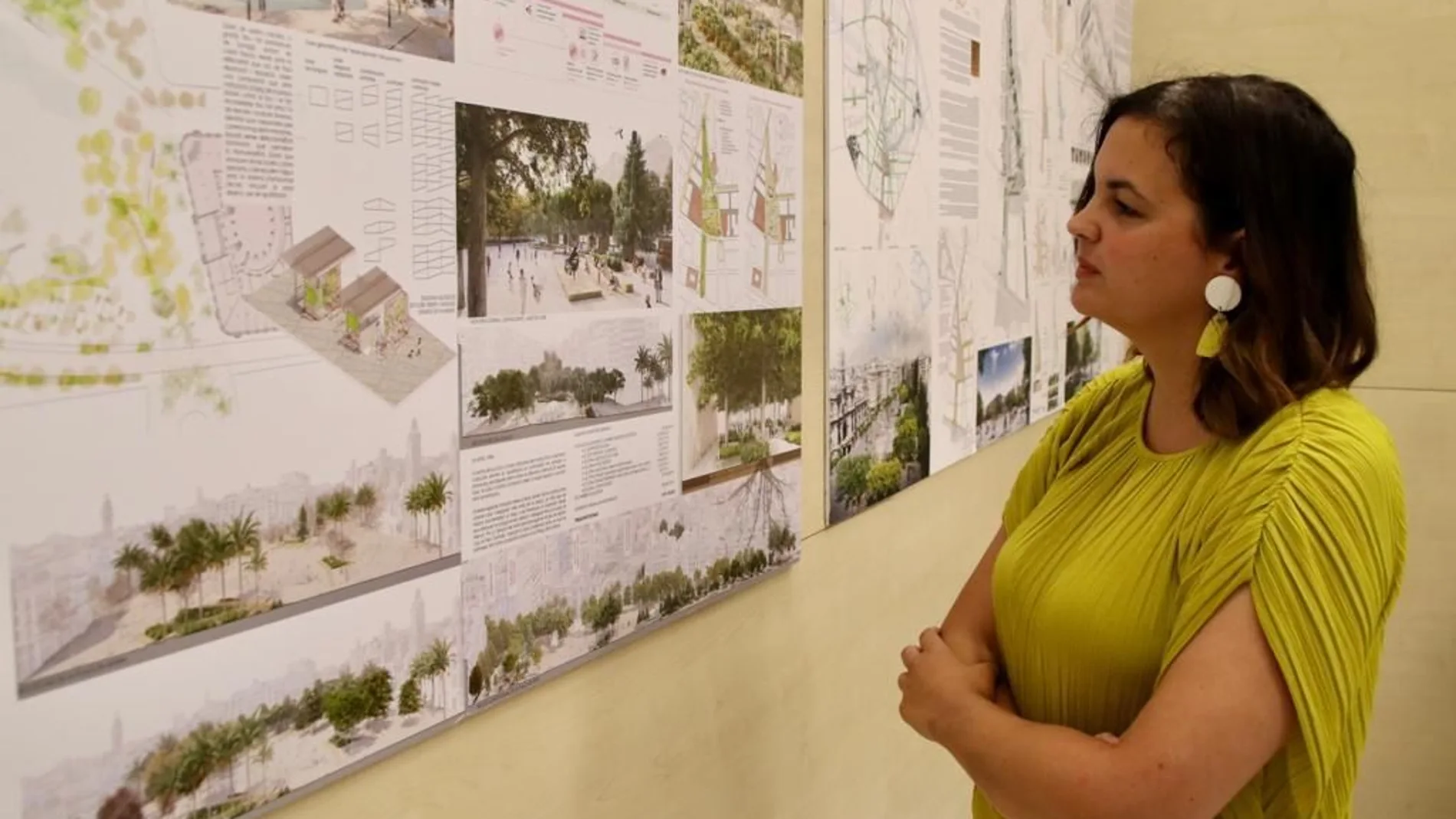 La edil de Urbanismo, Sandra Gómez, contempla los proyectos finalistas