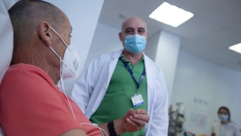 Juan Pulido habla con Joaquín Martínez López, médico el jefe de servicio de hematología y responsable de la HUNET del Hospital 12 de Octubre