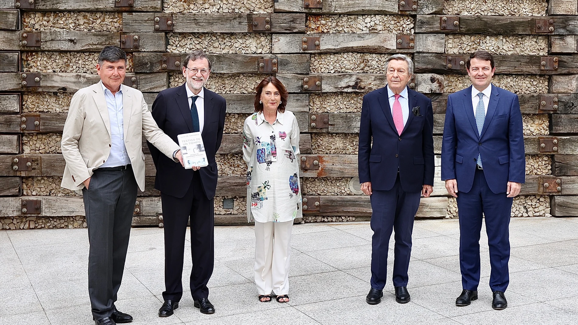El presidente de la junta, Alfonso Fernández Mañueco, asiste a la presentación del libro de Luis de Grandes, "Testigos de un Tiempo", donde también intervino Mariano Rajoy