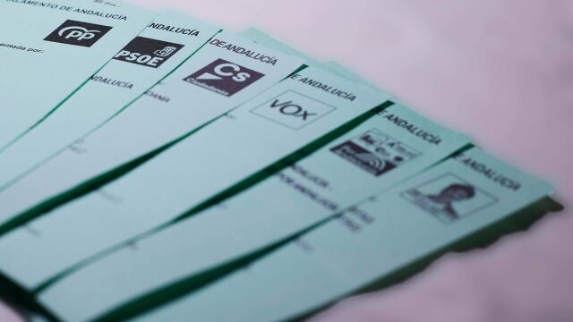Detalle de las papeletas de los partidos políticos de cara a las Elecciones, del próximo 19 de junio, a la presidencia de la Junta de Andalucía, a 15 de junio del 2022 en Sevilla (Andalucía, España) 15 JUNIO 2022 Joaquin Corchero / Europa Press 15/06/2022