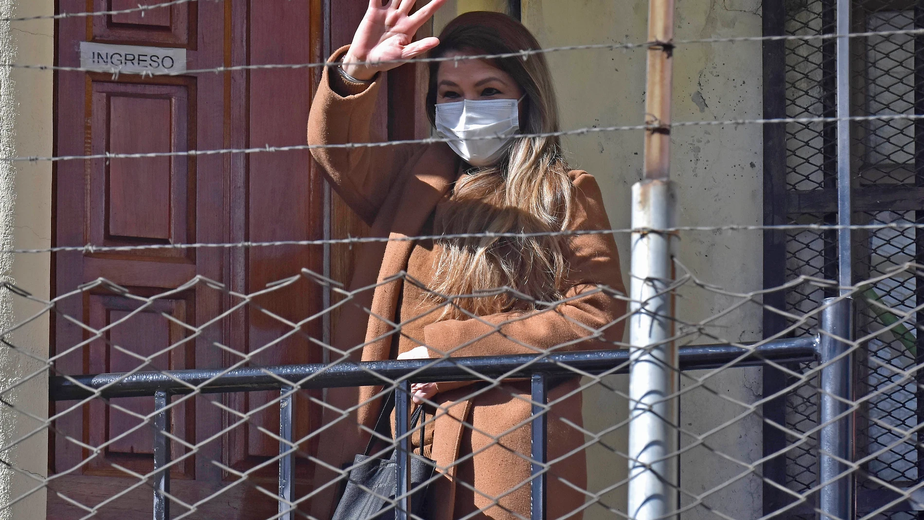 La expresidenta interina de Bolivia Jeanine Áñez camina hoy en la cárcel de Mujeres de Miraflores en La Paz (Bolivia)