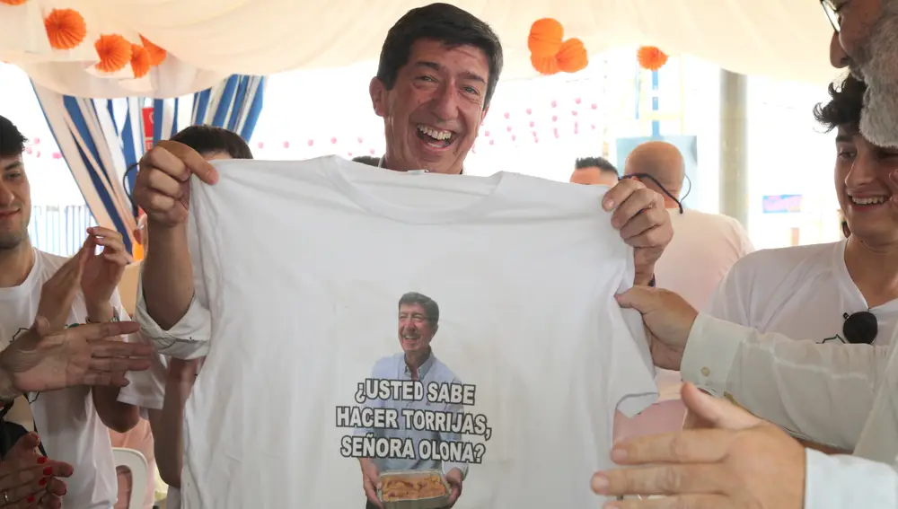 El candidato Ciudadanos a la Presidencia de la Junta y vicepresidente del Ejecutivo andaluz, Juan Marín, muestra una camiseta que le han regalado hoy miércoles en Granada durante las fiestas del Corpus. EFE/Pepe Torres