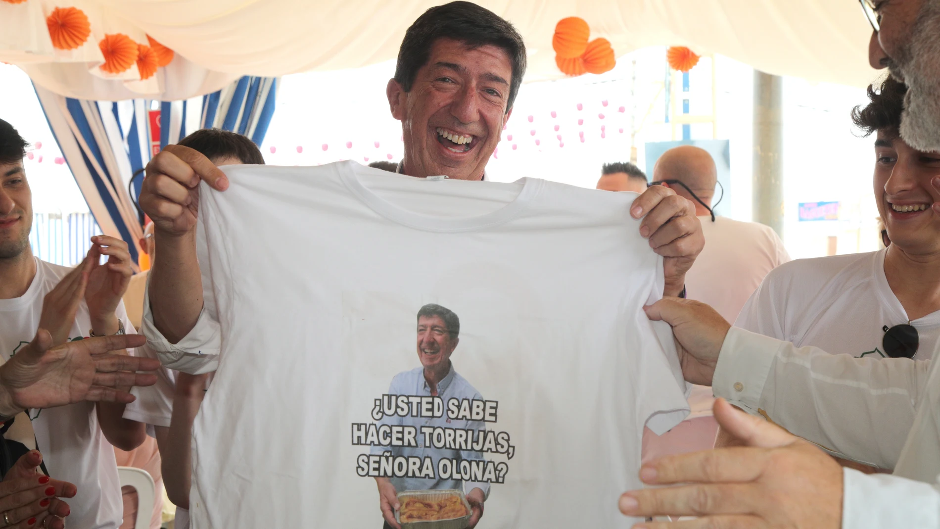 El candidato Ciudadanos a la Presidencia de la Junta y vicepresidente del Ejecutivo andaluz, Juan Marín, muestra la camiseta que le regalaron en Granada durante las fiestas del Corpus
