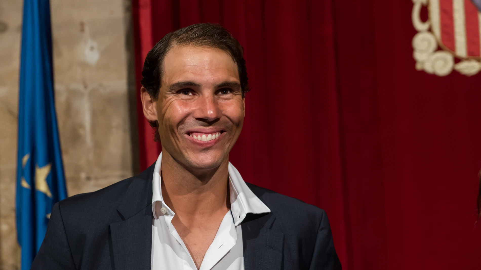 El tenista Rafel Nadal sonríe durante un acto de reconocimiento a su trayectoria deportiva organizado por el Govern balear