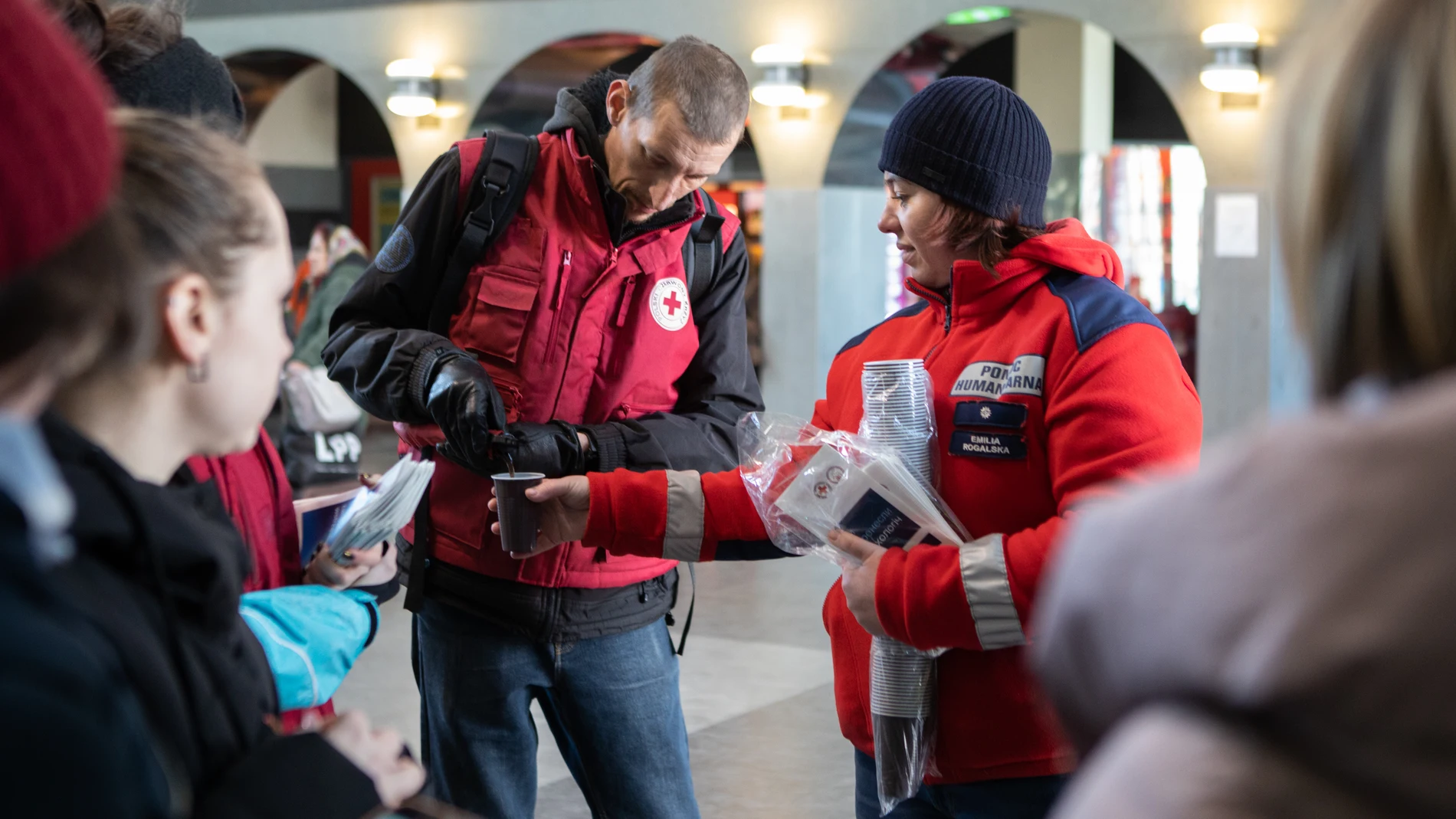 Voluntarios de Cruz Roja en la estación de Lublin, donde llegan numerosos refugiados desde Ucrania.