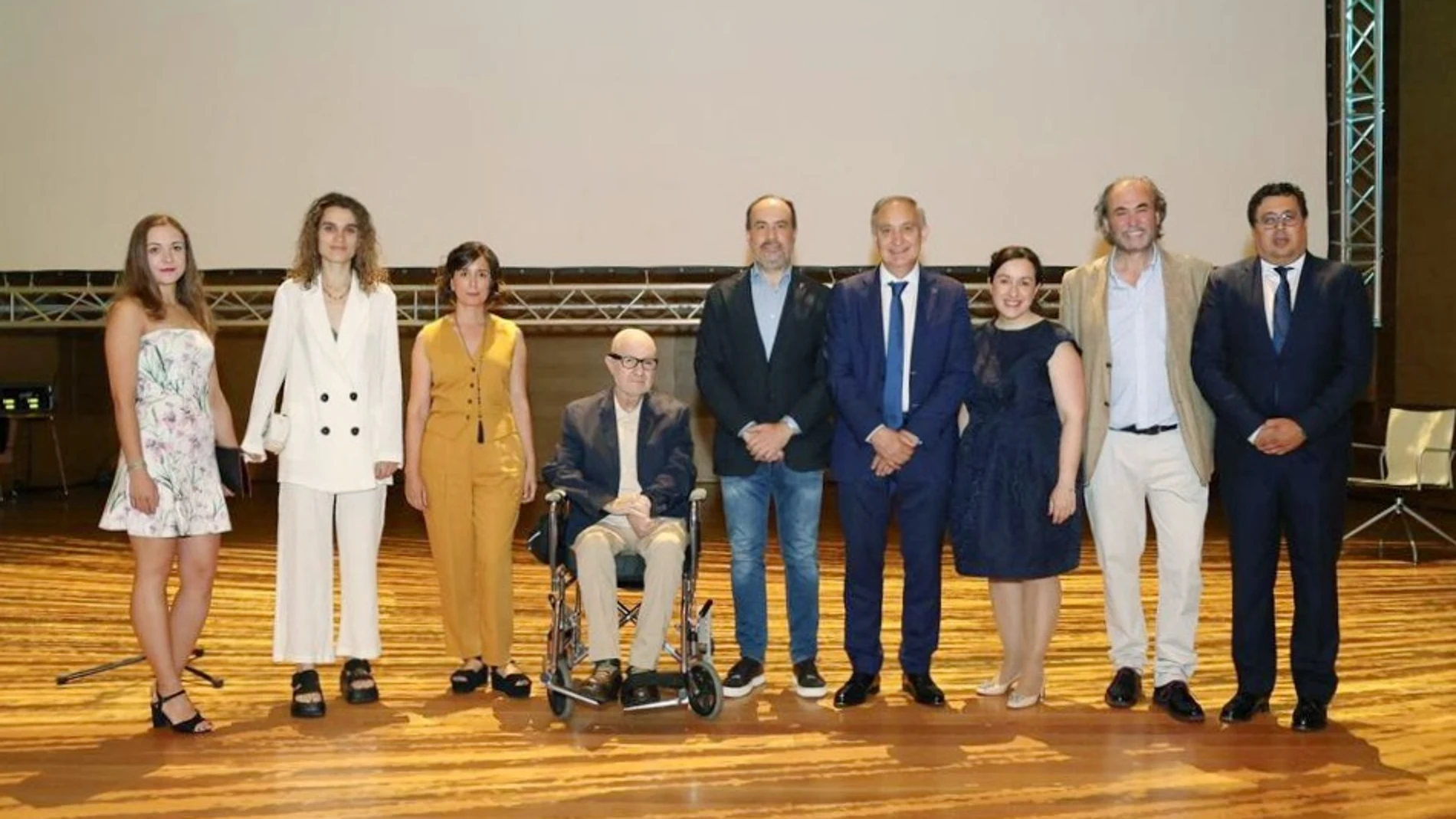 Foto de familia de los galardonados en la I gala de Onda Cero donde premia a los más destacados de la sociedad vallisoletana