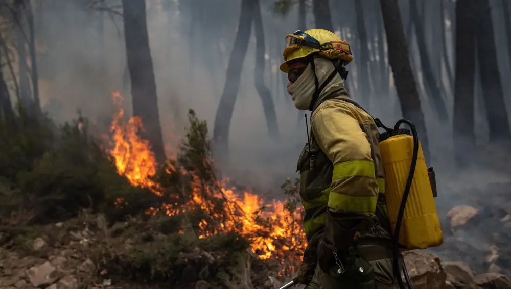 Un bombero trabaja en la extinción del incendio en la Sierra Culebra , a 16 de junio de 2022, en Zamora, Castilla y León, (España)