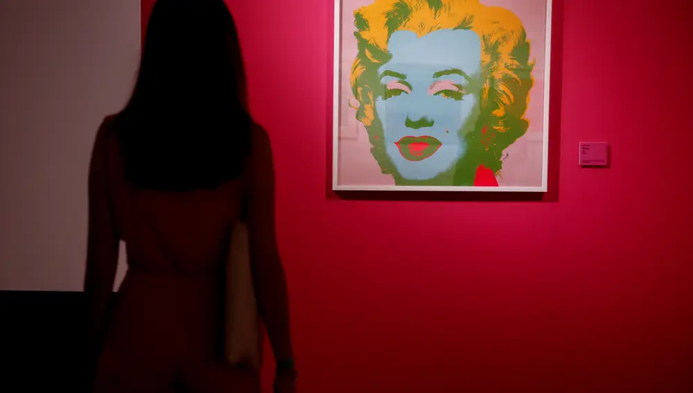 MADRID, 16/06/2022.- Una visitante observa la obra &quot;Marilyn&quot;, del artista Andy Warhol, mientras recorre la exposición &quot;THE POP ART CULTURE&quot; presentada este jueves en la sala de exposiciones CentroCentro de Madrid. EFE/Juan Carlos Hidalgo