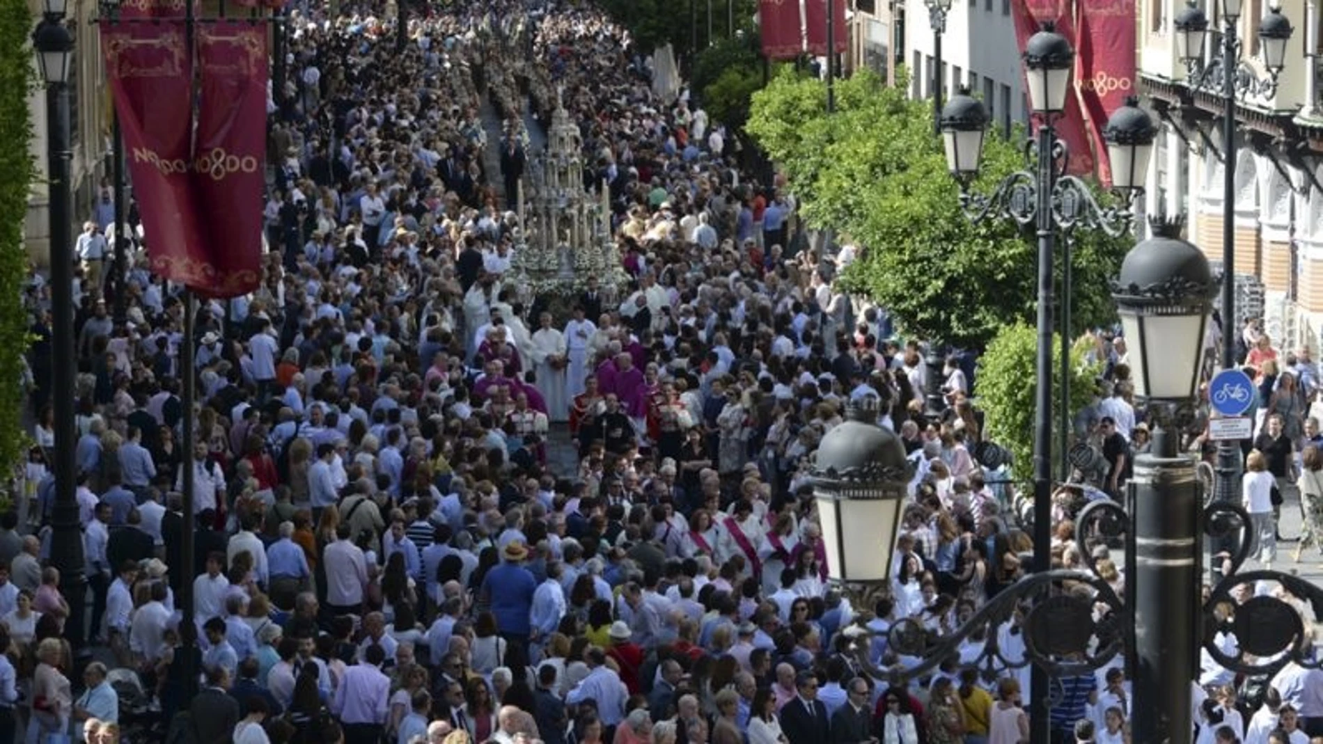 Procesión del Corpus por la avenida de la Constitución, en foto de archivo. ARCHIDIÓCESIS