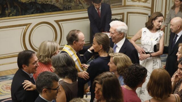 Gregorio Marañón, en el centro, siendo felicitado por Isabel Preysler y Mario Vargas Llosa
