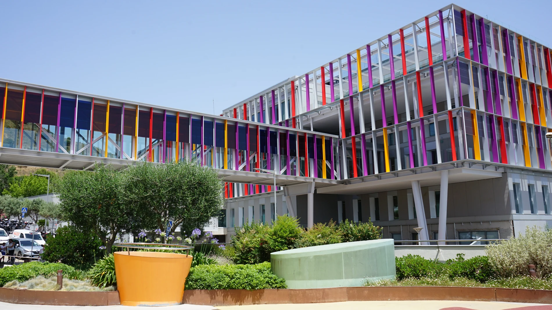 El nuevo Pediatric Cancer Center de Sant Joan de Déu cuenta con una superficie de 14 mil metros cuadrados y una galería cubierta que conecta con el hospital