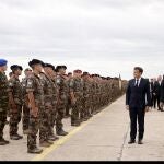 Emmanuel Macron y el presidente rumano, Klaus Iohannis, pasan revista a las tropas de la OTAN en la base cercana a Constanza
