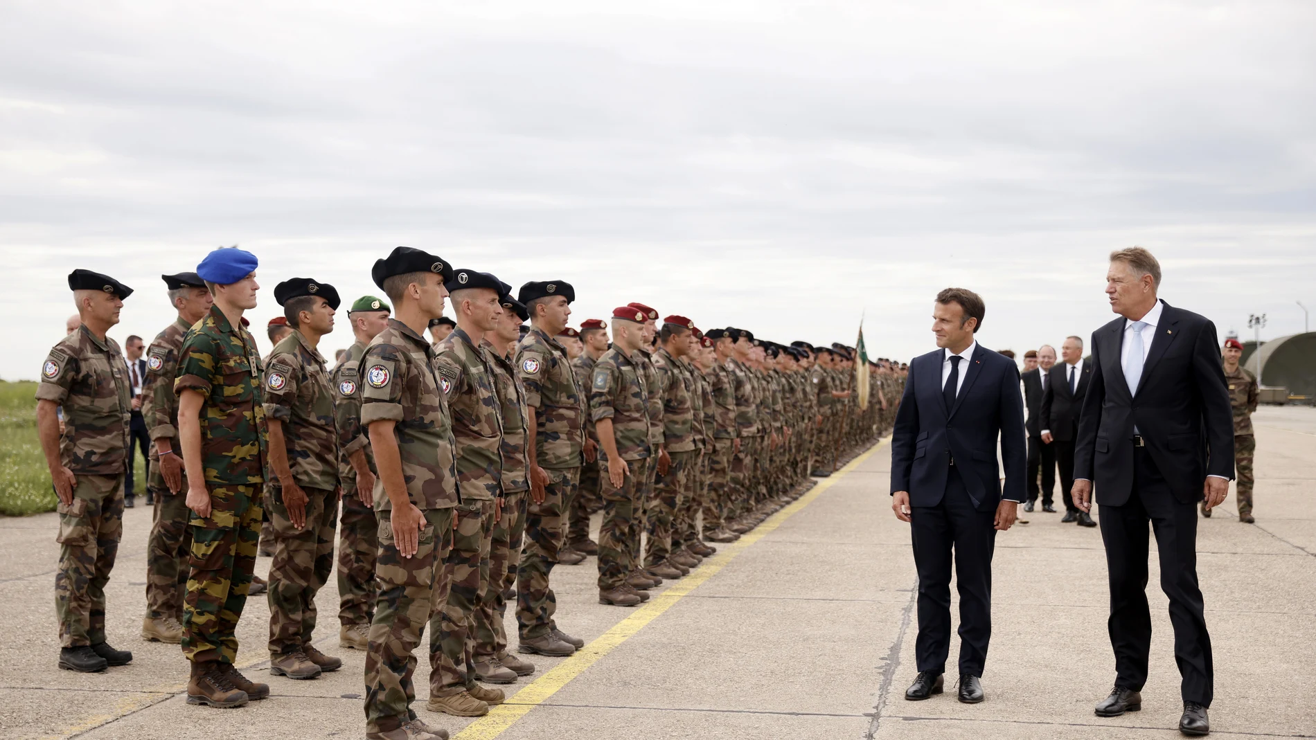 Emmanuel Macron y el presidente rumano, Klaus Iohannis, pasan revista a las tropas de la OTAN en la base cercana a Constanza