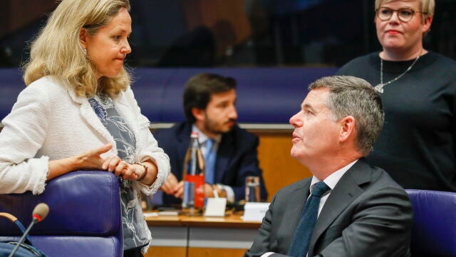 La ministra española de Economía, Nadia Calvino, habla con el presidente del Eurogrupo, el irlandés Paschal Donohoe, en Luxemburgo