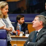 La ministra española de Economía, Nadia Calvino, habla con el presidente del Eurogrupo, el irlandés Paschal Donohoe, en Luxemburgo