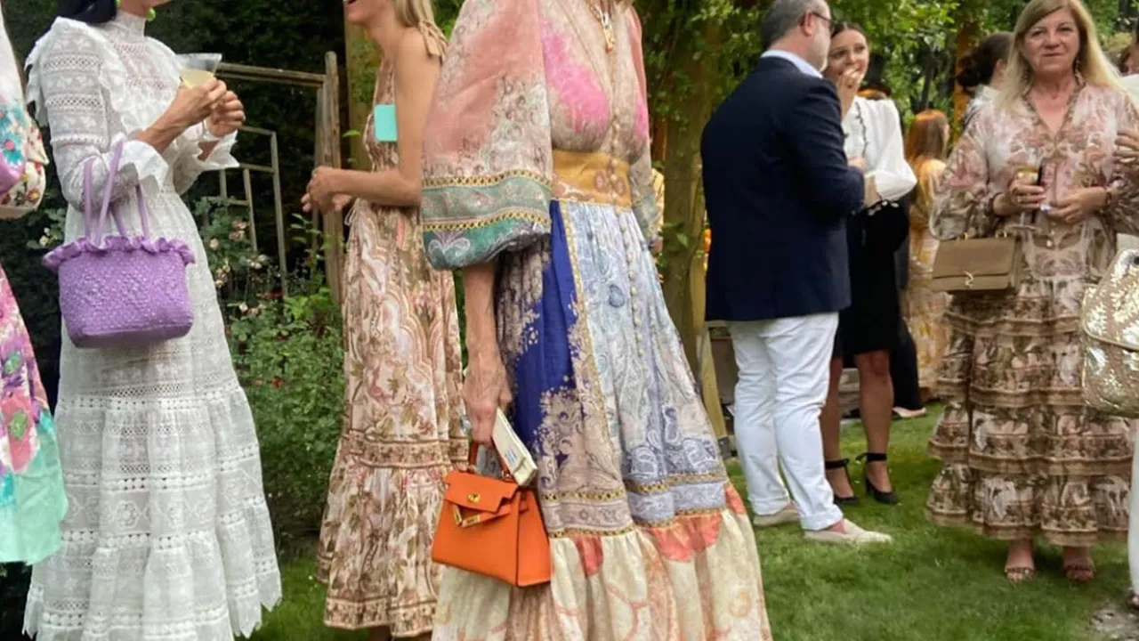 El sueño de una noche de verano es Carmen Lomana con el vestido boho más bonito y romántico de Zimmermann para una cena con amigas El sueño de una noche de verano es Carmen Lomana con el vestido boho más bonito y romántico de Zimmermann para una cena con amigas