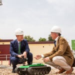 El delegado de Iberdrola en Castilla y León, Miguel Calvo, y el director ejecutivo de Arbórea Intellbird, Carlos Bernabeu, presentan el robot Antecursor I