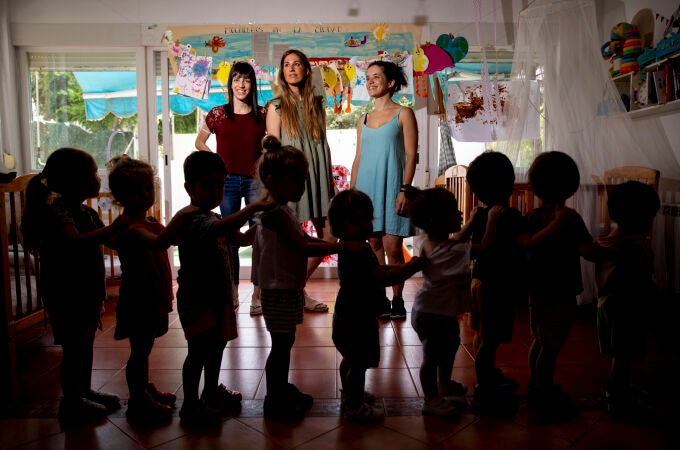 Las profesoras de la escuela, junto a un grupo de los niños matriculados en ella