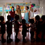 Las profesoras de la escuela, junto a un grupo de los niños matriculados en ella