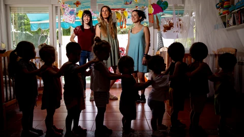 Las profesoras de la escuela, junto a un grupo de los niños matriculados en ella