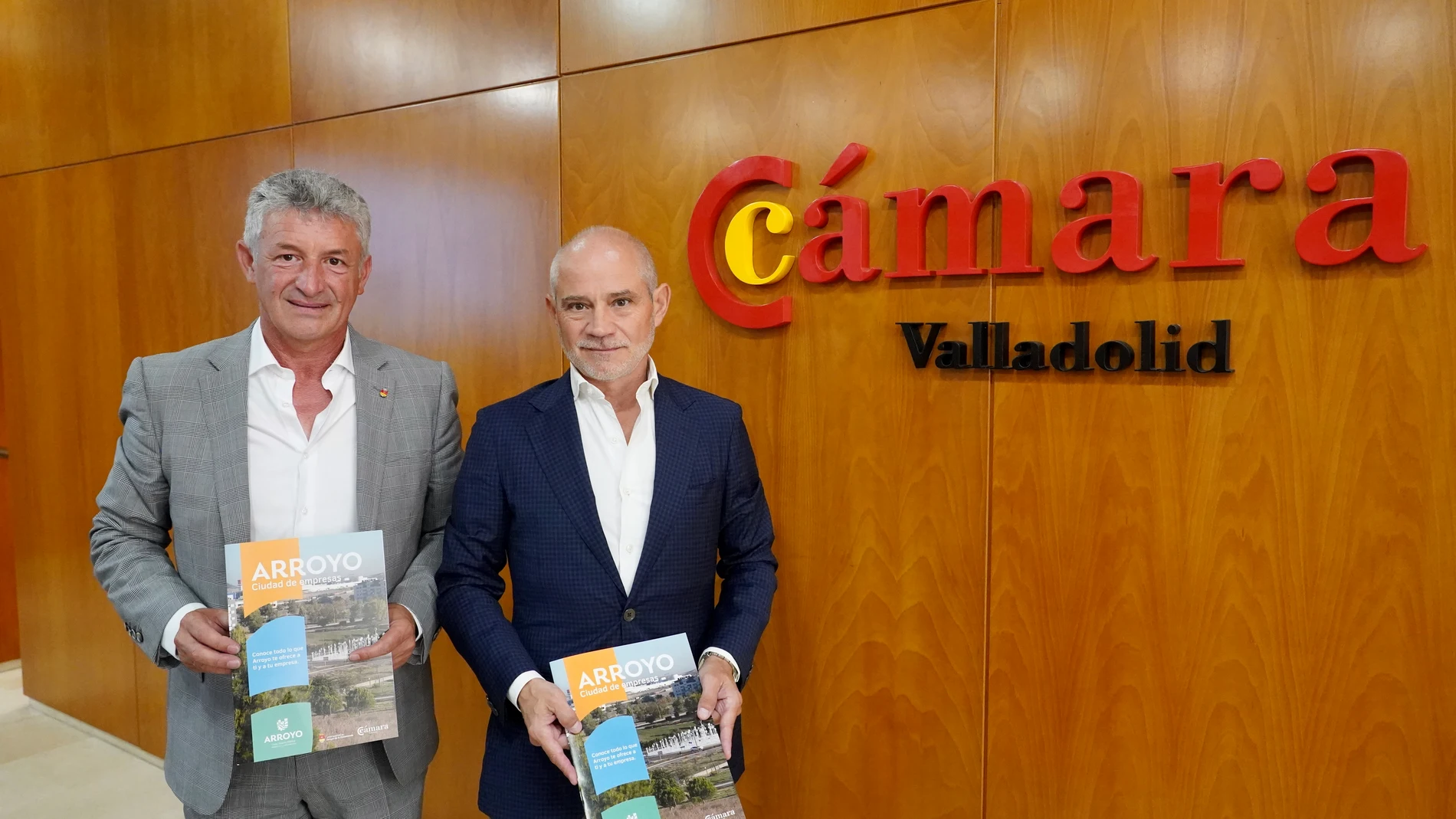 El presidente de la Cámara de Comercio de Valladolid, Víctor Caramanzana, y el alcalde de Arroyo de la Encomienda, Sarbelia Fernández Santos, presentan los avances del proyecto "Arroyo, ciudad de empresas" que tiene por objeto posicionar el municipio como destino empresarial