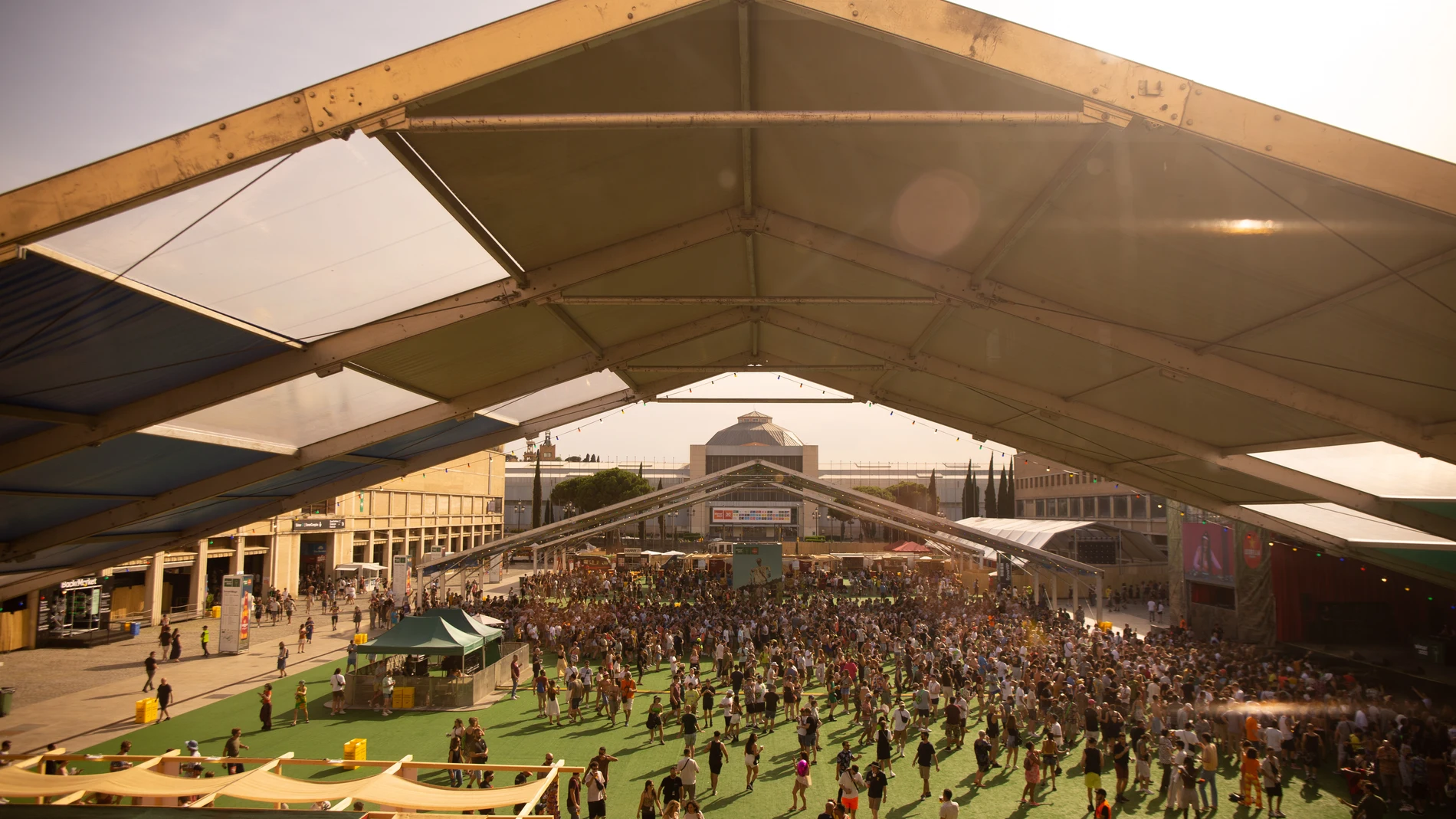 Centenares de personas bailan el día en que arranca una nueva edición de Sónar de Día, en la Fira de Barcelona, a 16 de junio de 2022, en Barcelona, Cataluña (España)