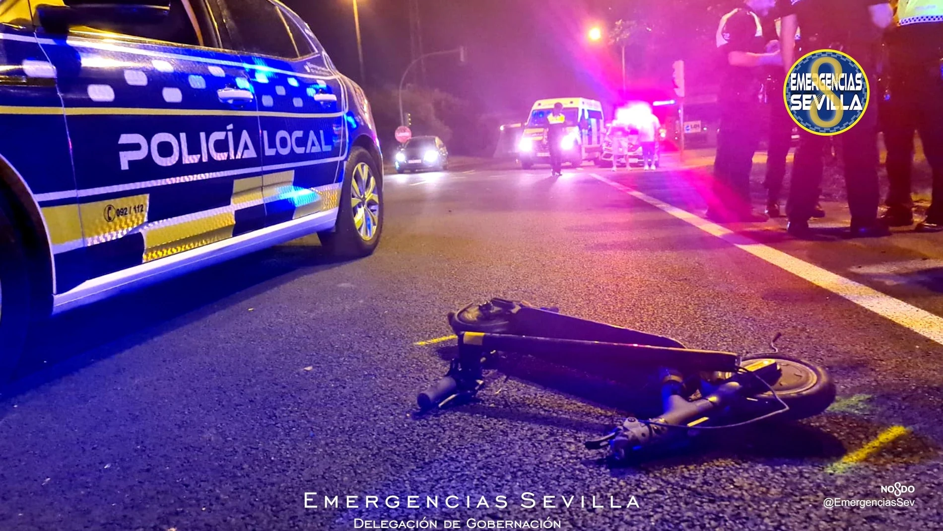 Imagen del siniestro ocurrido en Sevilla capital entre un turismo y una persona que circulaba en patinete y que fue trasladada al hospital. EMERGENCIAS SEVILLA