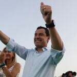 El presidente de la Junta de Andalucía y candidato a la reelección por el PP, Juanma Moreno, saluda al comienzo del acto de cierre de campaña en el Muelle de la Sal en Sevilla. EFE/José Manuel Vidal