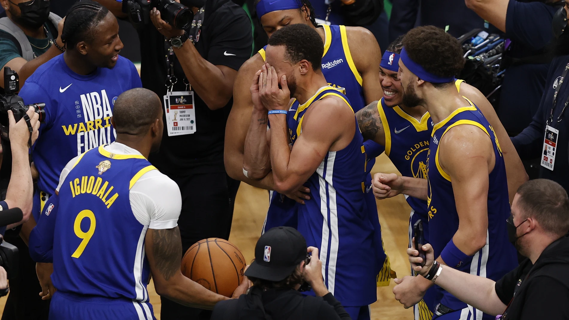 Stephen Curry, MVP de las Finales, no pudo evitar las lágrimas al final del partido