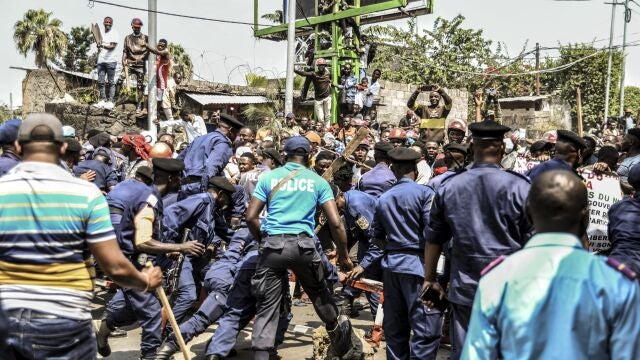 Manifestantes congoleños son detenidos por la policía en su marcha a la frontera con Ruanda, el 15 de junio de 2022.