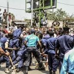 Manifestantes congoleños son detenidos por la policía en su marcha a la frontera con Ruanda, el 15 de junio de 2022.