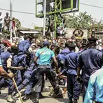 Manifestantes congoleños son detenidos por la policía en su marcha a la frontera con Ruanda, el 15 de junio de 2022.