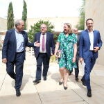 El presidente del Consejo Consultivo, Agustín Sánchez de Vega, recibe a los consejeros Isabel Blanco y Alejandro Vázquez, antes de presentar el programa