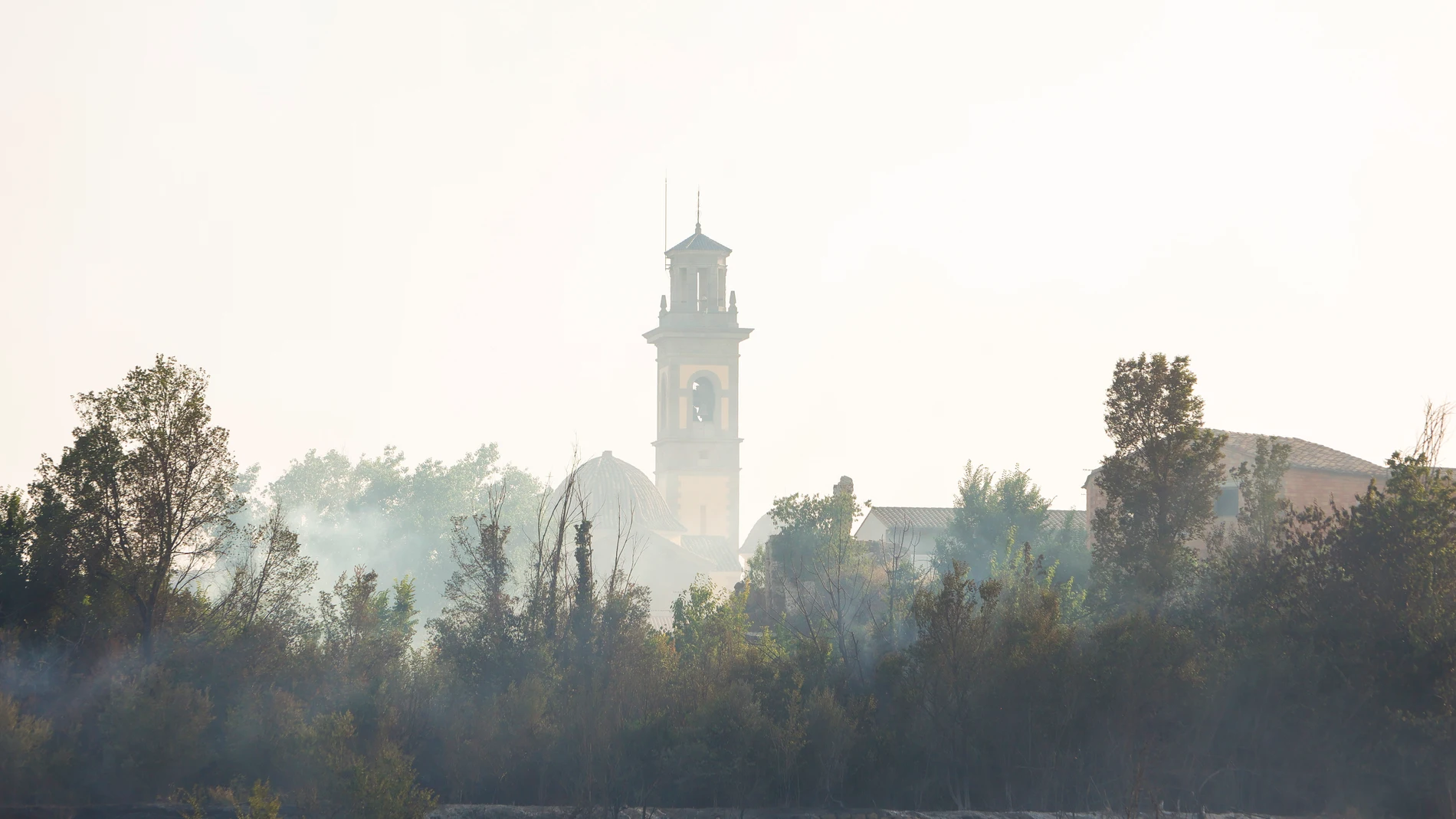 Las labores de extinción del incendio forestal declarado este viernes en Caudiel (Castellón) se centran en la defensa de la primera línea de viviendas de la localidad