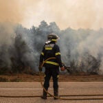 Un bombero trabaja en la zona cercana al incendio de la Sierra de la Culebra de 2022
