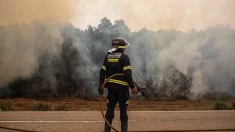 Un bombero trabaja en la zona cercana al incendio de la Sierra de la Culebra de 2022