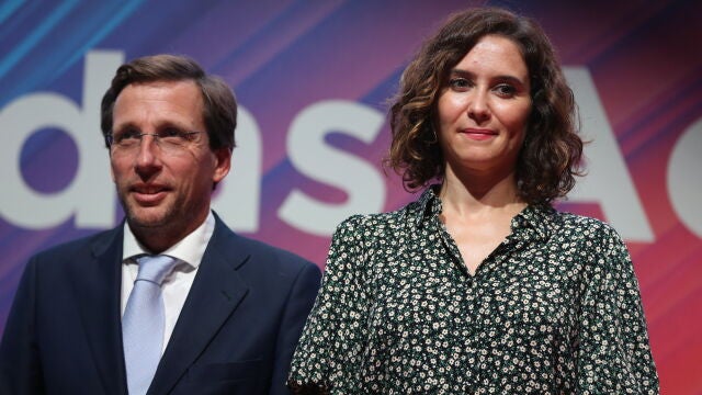 Martínez-Almeida y la presidenta de la Comunidad de Madrid, Isabel Díaz Ayuso, en la clausura de los actos del 425 aniversario del Colegio de la Abogacía de Madrid (ICAM)