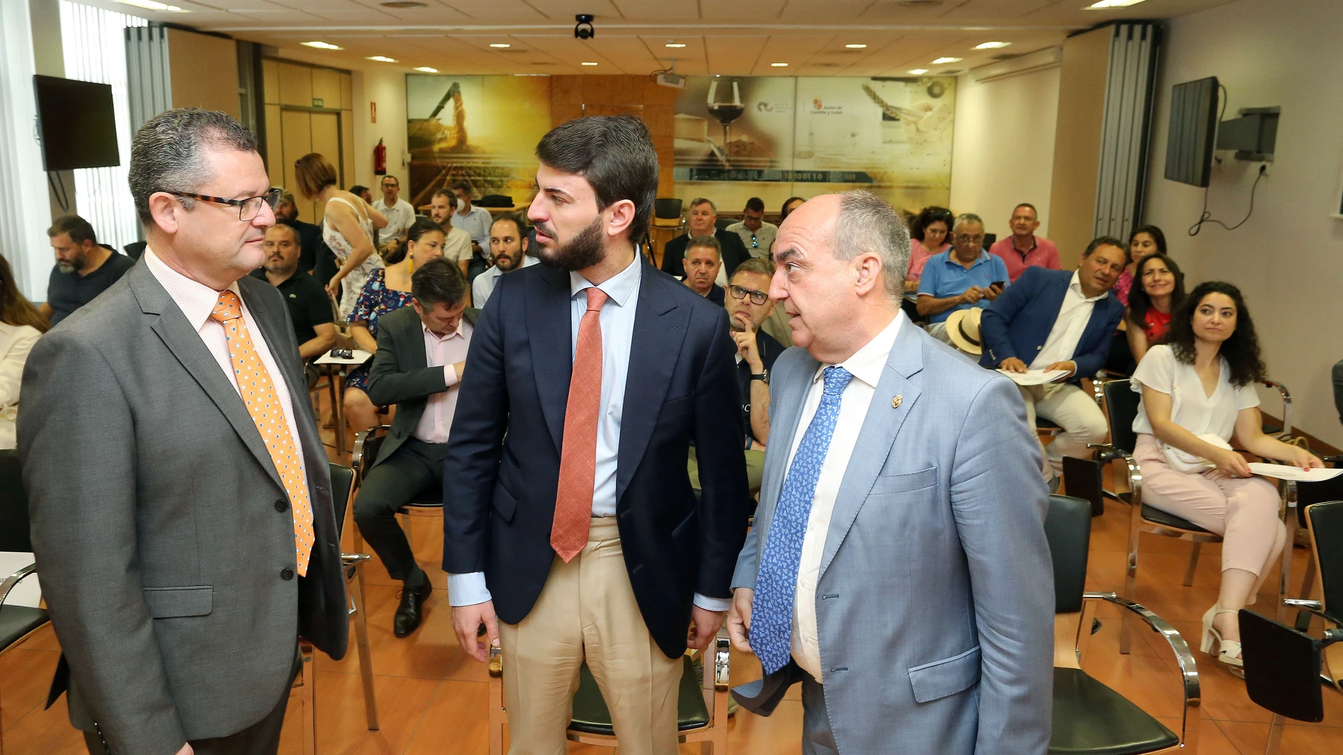 El vicepresidente de la Junta de Castilla y León, Juan García-Gallardo, el consejero de Agricultura, Gerardo Dueñas, y el viceconsejero de PAC y Desarrollo Rural, Juan Pedro Medina, se reúnen con los Consejos Reguladores Vínicos