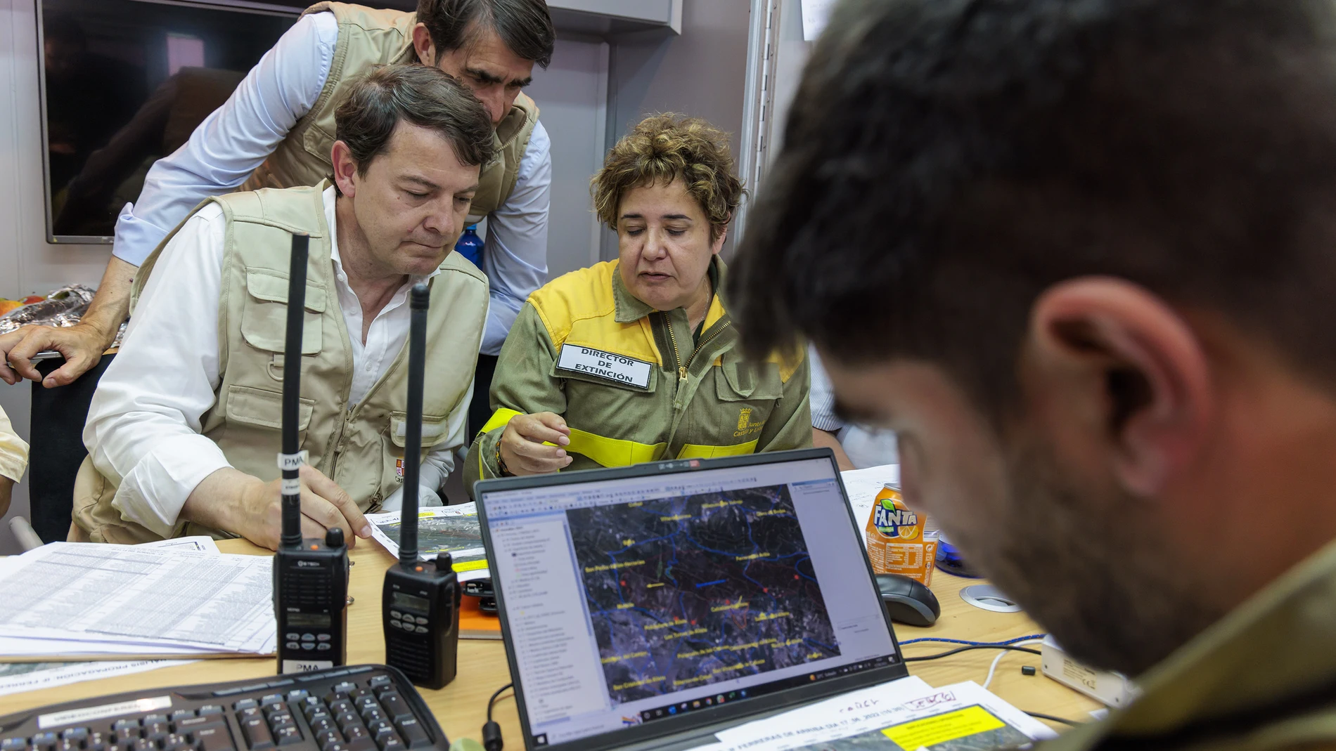 Fernández Mañueco en Sarracín de Aliste (Zamora), junto al consejero Suárez-Quiñones