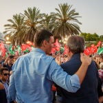 El presidente del Gobierno, Pedro Sánchez, y el candidato del PSOE a la presidencia de la Junta de Andalucía, Juan Espadas, al comienzo del acto de cierre de campaña de su partido hoy jueves en el Muelle de las Delicias de Sevilla. EFE/ Julio Muñoz