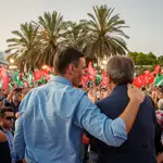 Sánchez y Espadas cierran campaña pidiendo la movilización socialista para mandar las encuestas “a la papelera”