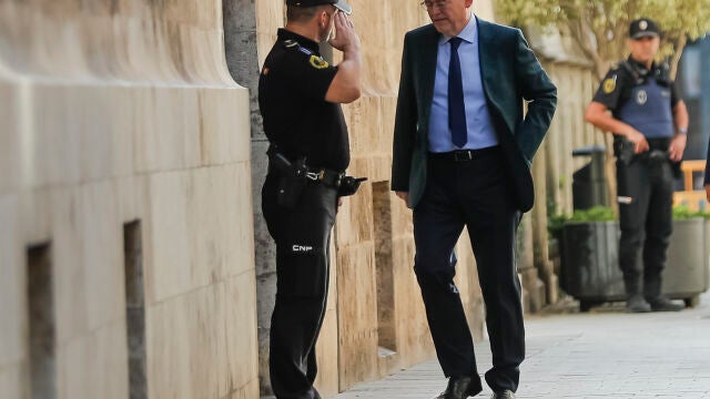 El presidente de la Generalitat, Ximo Puig, a su llegada hoy al Palau donde ha tenido lugar el Pleno del Consell semanal.