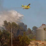 GRAFCVA604. CAUDIEL (CASTELLÓN), 17/06/2022.- Las labores de extinción del incendio forestal declarado este viernes en Caudiel (Castellón) se centran esta tarde en la defensa de la primera línea de viviendas de la localidad, según han informado fuentes del Consorcio provincial de bomberos.El Centro de Coordinación de Emergencias de la Generalitat ha establecido la situación 2 de emergencia, la que según el Plan Especial frente al riego de incendio forestales se establece cuando un incendio puede afectar gravemente a la población y bienes de naturaleza no forestal.EFE/ Domenech Castelló