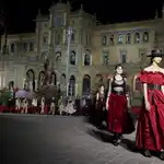 Una modelo desfila un vestido de la colección Crucero 2023 de la firma francesa Dior en en la Plaza de España. Joaquín Corchero / Europa Press