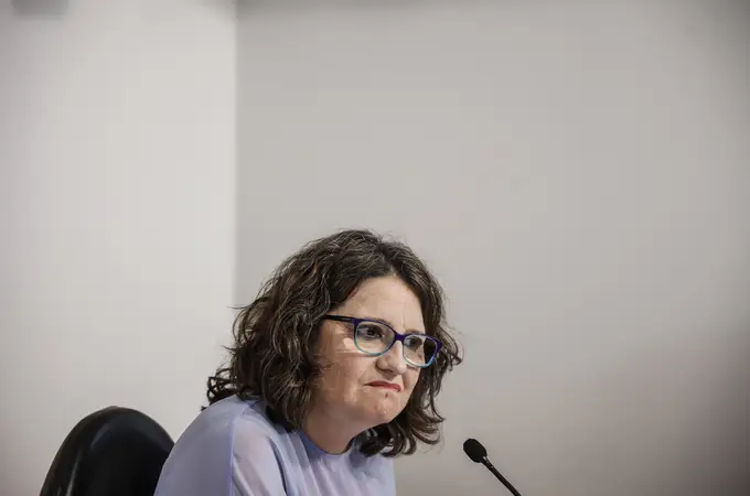 La crónica de Marta Robles: Un monstruo y otra política que no se quiere ir