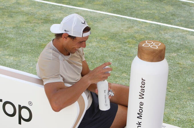 El tenista Rafael Nadal bebe agua durante un entrenamiento abierto a la prensa, en el Mallorca Country Club. Ep