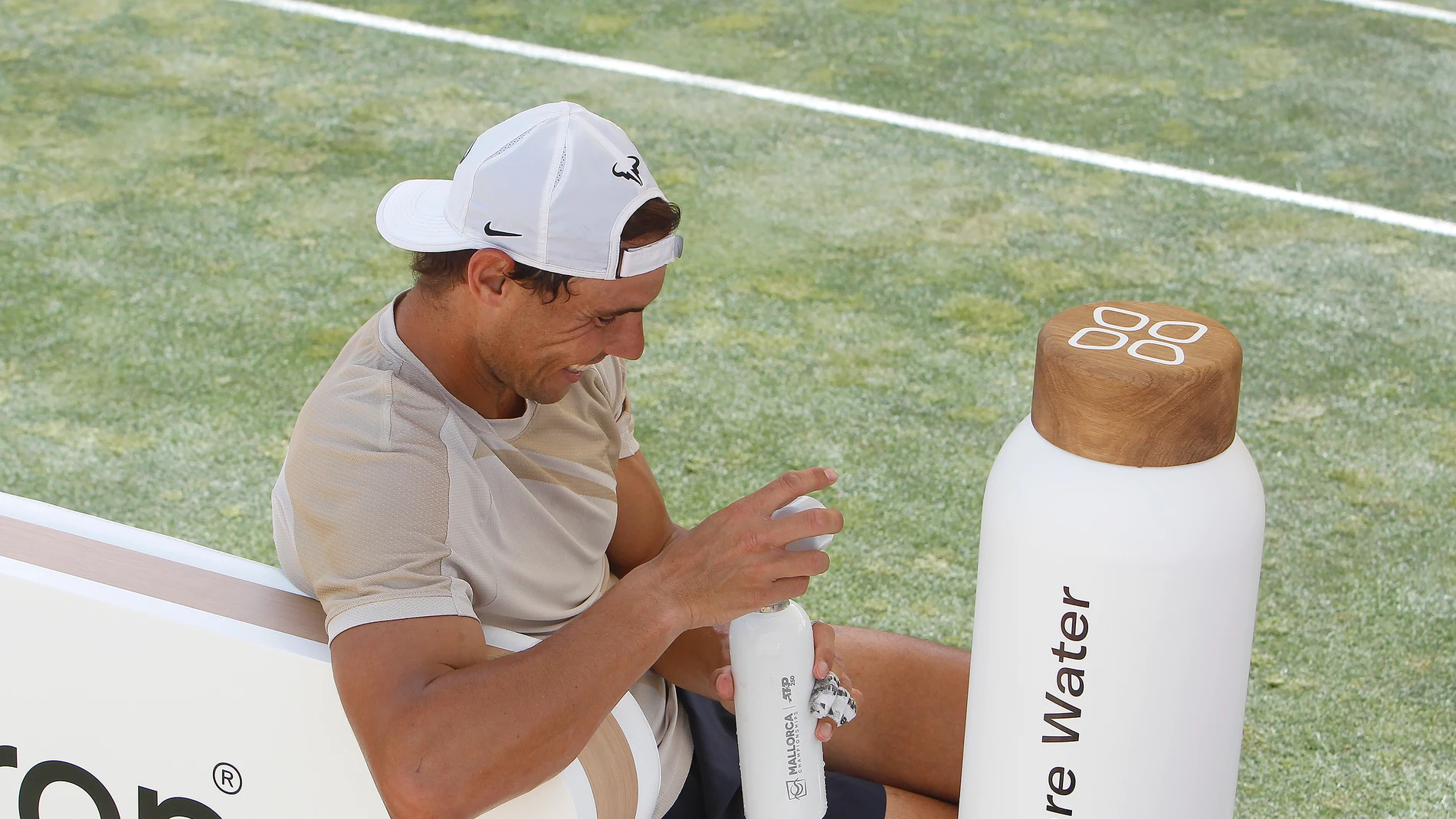 El tenista Rafael Nadal bebe agua durante un entrenamiento abierto a la prensa, en el Mallorca Country Club. Ep